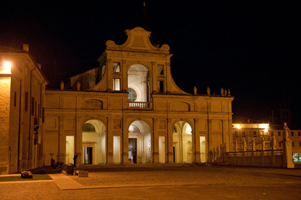 Basilica Polironiana, San Benedetto at night
