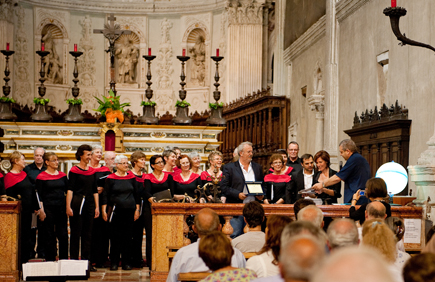 Brisbane Concert Choir receives a presentation at San Benedetto Po
